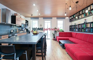 ŠTÚROVA, 4-i dom, 97 m2 – bazén s prekrytím, garáž, 20m2 terasa s markízou, čerstvá rekonštrukcia