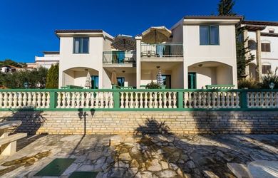 Na prodej apartmánový dům v 1. řadě od moře, Murter, Chorvatsko