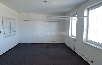 DIRECTREAL|Prenájom jednotlivých kancelárií už od 19m2 - 30m2, MHD pred budovou, parkovanie vo dvore
