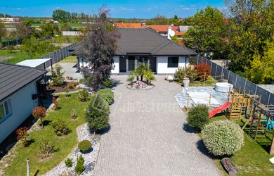 DIRECTREAL|Rodinný dom s bazénom a garážou pre 2 autá na tichom pozemku 1 270 m² – Nový Život
