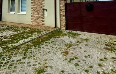 PONÚKAME NA PREDAJ JEDINEČNÝ RODINNÝ DOM V MALEBNEJ DEDINKE ŠENKVICE. SLNEČNÝ POZEMOK S VEĽKORYSOU VÝMEROU, DETSKÝM IHRISKOM