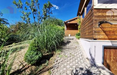 ** Na predaj záhradná chata s príslušenstvom, pozemkom 402 m² a krásnym výhľadom – Nové Mesto n/V **