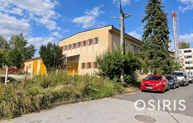 Komerčná budova s výrobnými a skladovými priestormi + 6x murovaná garáž