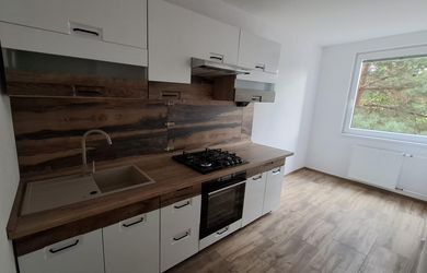 KOMPLETNE ZREKONŠTRUOVANÝ 3-IZBOVÝ BYT - Ťahanovce