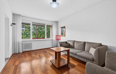 HERRYS - Na predaj veľmi praktický 3-izbový byt s loggiou v príjemnej časti Karlovej Vsi.