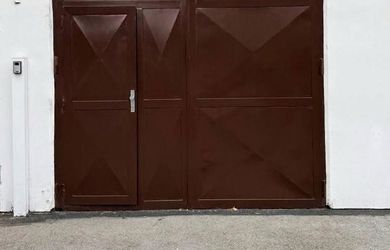 VÝNIMOČNÁ GARÁŽ S VLASTNÝM POZEMKOM A  PIVNICOU – MUŠKÁTOVA ULICA, PEZINOK