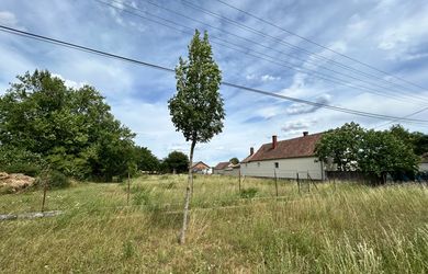 STAVEBNÝ POZEMOK NA PREDAJ – ÚJRÓNAFŐ, MAĎARSKO