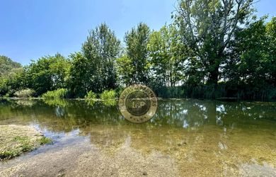 PREDAJ pozemok s rozlohou 2504 m² priamo pri vode.