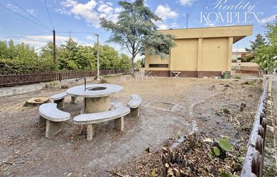 Reality KOMPLEX s.r.o. Vám ponúka na predaj priestranný viacpodlažný rodinný dom s úžitkovou plochou 340 m², dvojgarážou, samostatne využiteľným suterénom, terasami a pozemkom s výmerou 600 m²