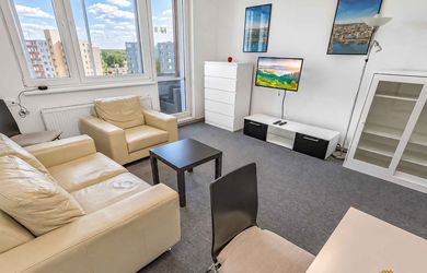 PRENÁJOM | 3-IZBOVÝ BYT 74 m² + PIVNICA 13 m², LOGGIA A VÝHĽAD NA HRAD | GESSAYOVA, PETRŽALKA
