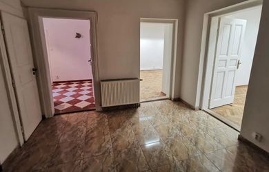 Prenájom: 3,5-izbový byt s predzáhradkou, Staré Mesto