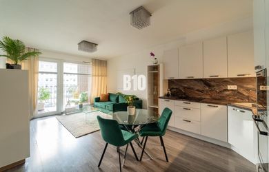 PRI MÝTE |   Moderný 2-izbový byt s loggiou a parkovaním