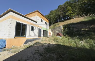 Novostavba moderného domu, rozostavaná, Trebejov, pozemok 1594 m2