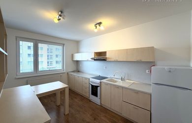 Slnečný 2 izbový byt, 64 m2 + prekrytá lodžia, Liptovská ul., Trenčín / Juh II.