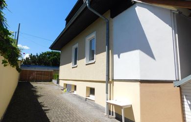 Bývanie ihneď - praktický zánovný tehlový rodinný dom v meste: bývanie (5 izieb), relax, hobby, garáž