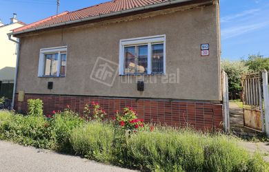 DIRECTREAL|Tradičný 2-izbový rodinný dom v tichej lokalite Lučenca (ul. Barákova)