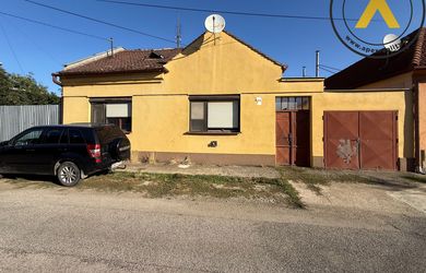 Exkluzívne v APEX reality starší prízemný rodinný dom v centre Leopoldova
