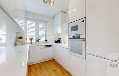 Kompletne zariadený rodinný dom v Šamoríne, 2x kúpeľňa, parkovanie, šatník, záhradný domček