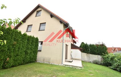 Kuchárek-real: Ponúka na prenájom rodinný dom s menším pozemkom, parkovacím státim, Obec Viničné.