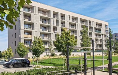 Zariadený slnečný 3 izbový byt + klíma + 16m2 loggia + parkovacie miesto + kobka