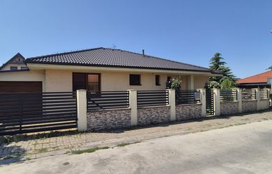 Na predaj 4-izbový bungalov s garážou a krytou terasou – Hrubý Šúr