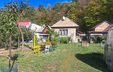 Na predaj vidiecky dom a pozemok 837m2 v meste Poltár