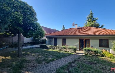 RD Svätoplukovo,  10 á. pozemkom a záhradný domček s bytovou jednotkou