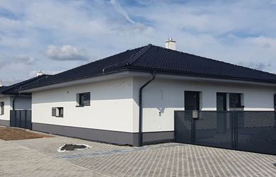 NOVOSTAVBA 4 izb. rodinného domu s 3 parkov. státiami v obci Láb